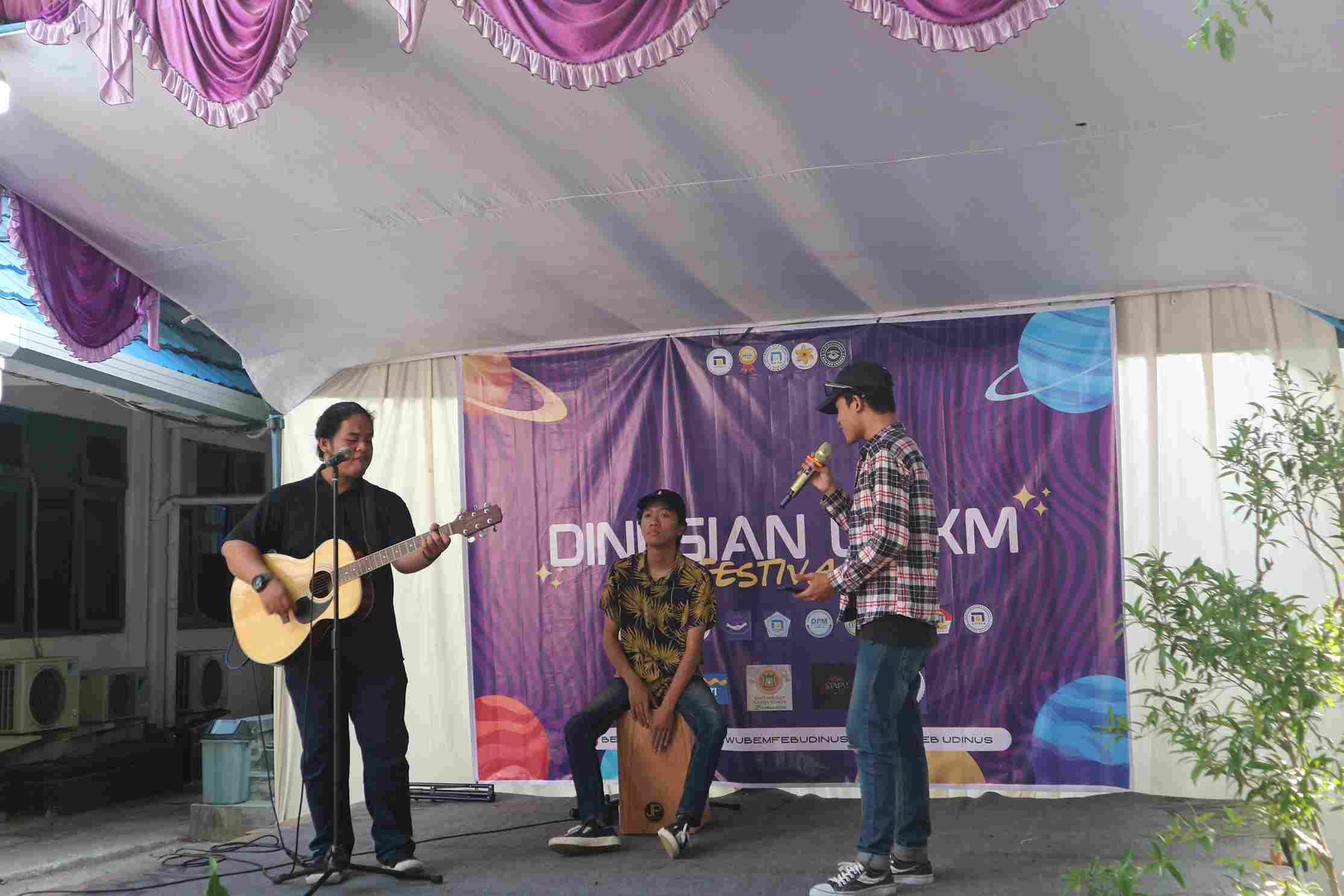 Penampilan UKM Musik sesi satu